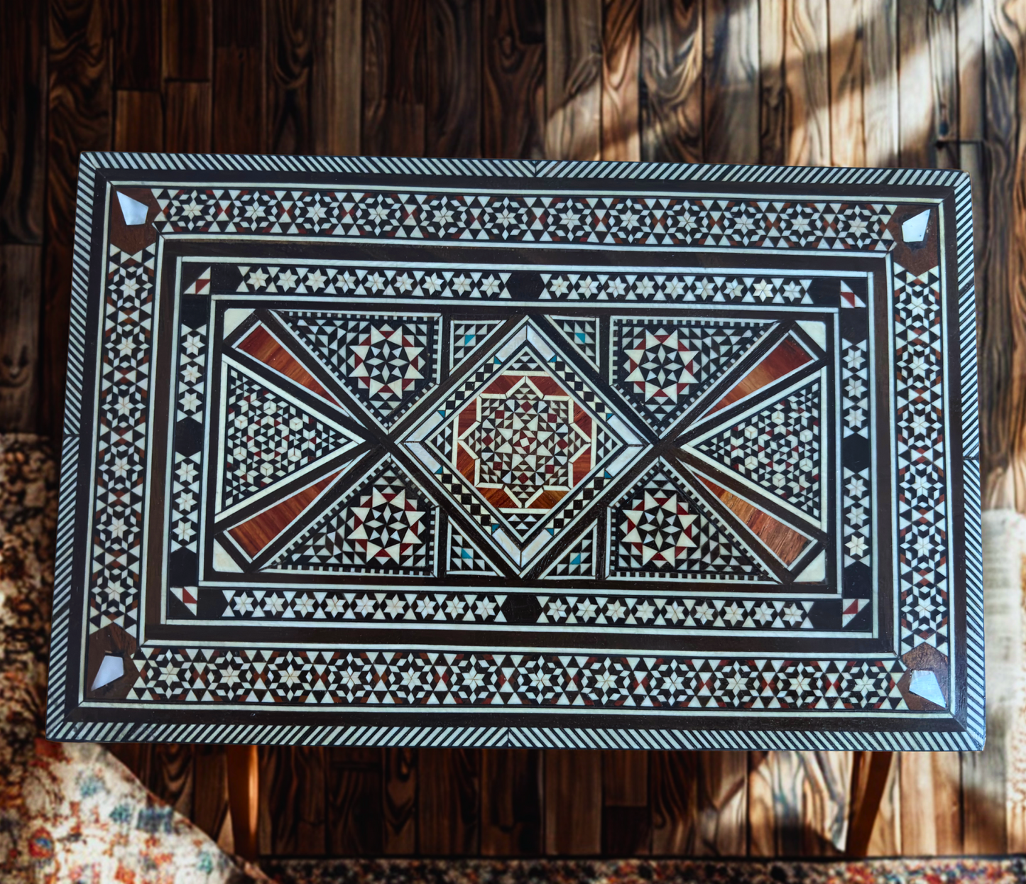 Caixa de Joias em Mosaico Damasceno Vintage 1970 – Incrustação Oriental Artesanal com Madrepérola