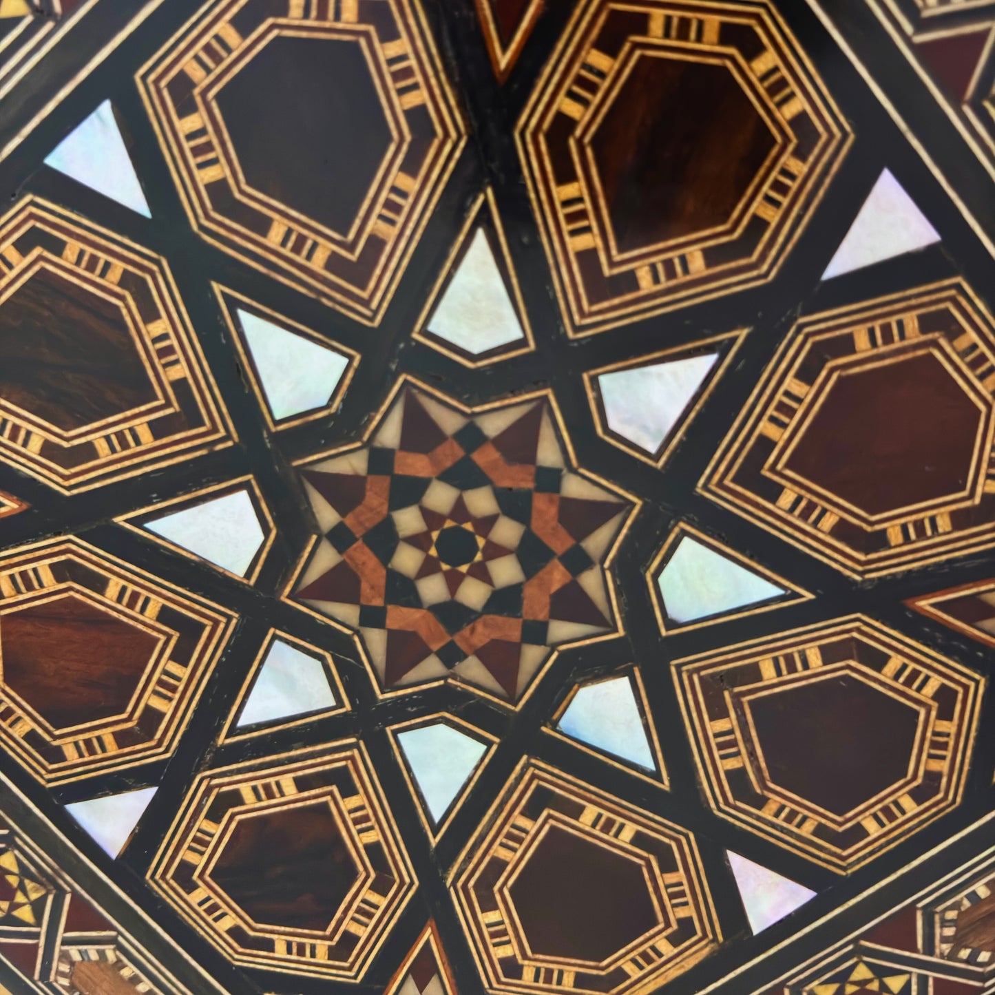 Boîte en Mosaïque Damasquine Faite à la Main par le Maître Gaby Al Dayeh – Nacre et Velours