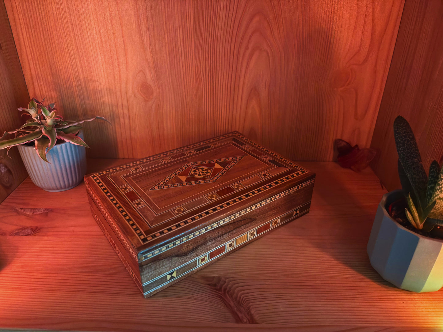 Élégante boîte à bijoux damascène rectangulaire – Fabriquée à la main en hêtre, eucalyptus et bois de citronnier