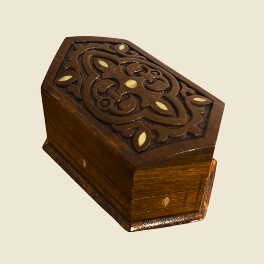 Handgesneden Beukenhouten Doos – Parelmoer & Fluwelen Binnenkant, Tijdloos Oosters Design
