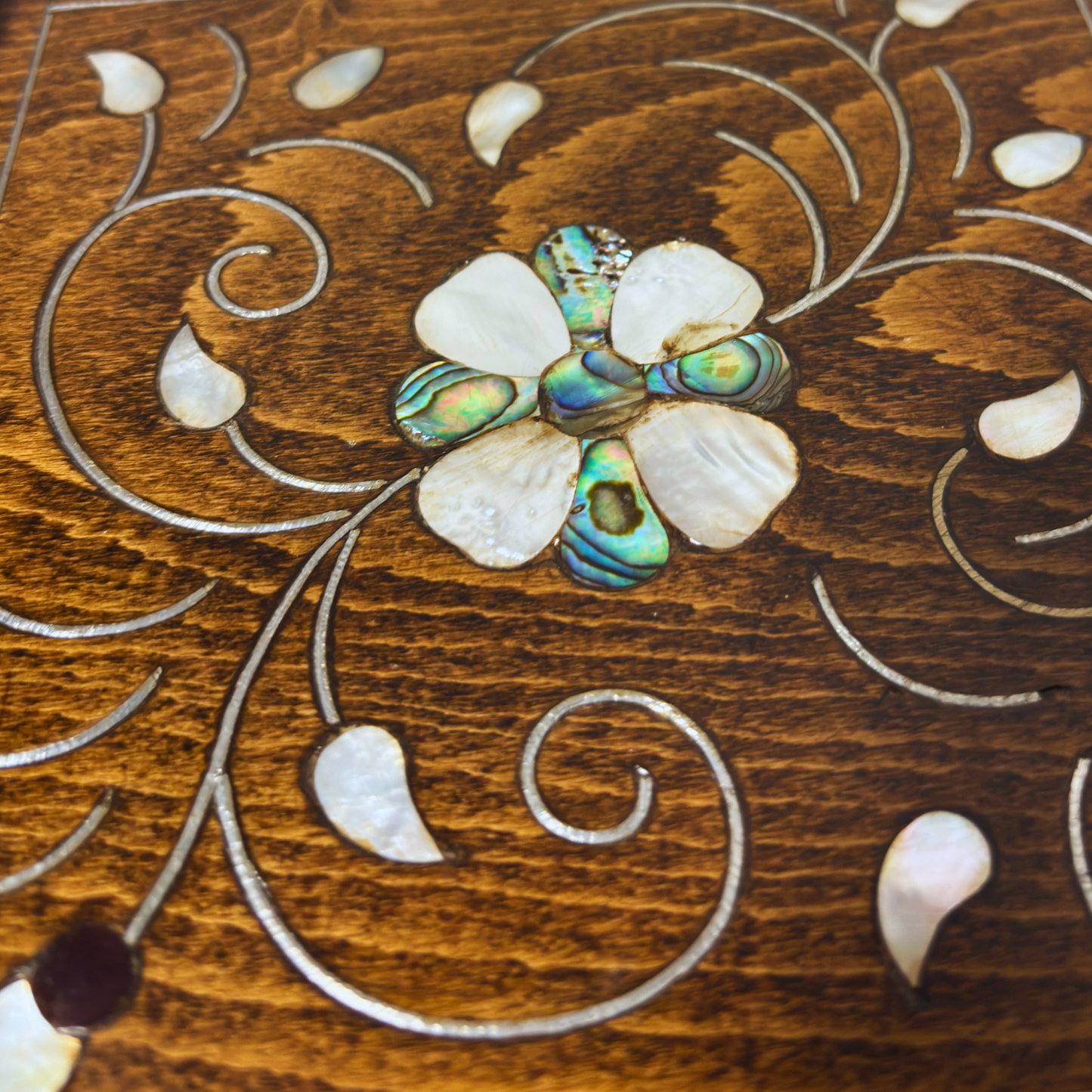 Caja Damasquina de Lujo Hecha a Mano – Nácar y Terciopelo