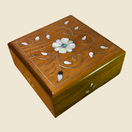 Caja Damasquina de Lujo Hecha a Mano – Nácar y Elegancia de Terciopelo