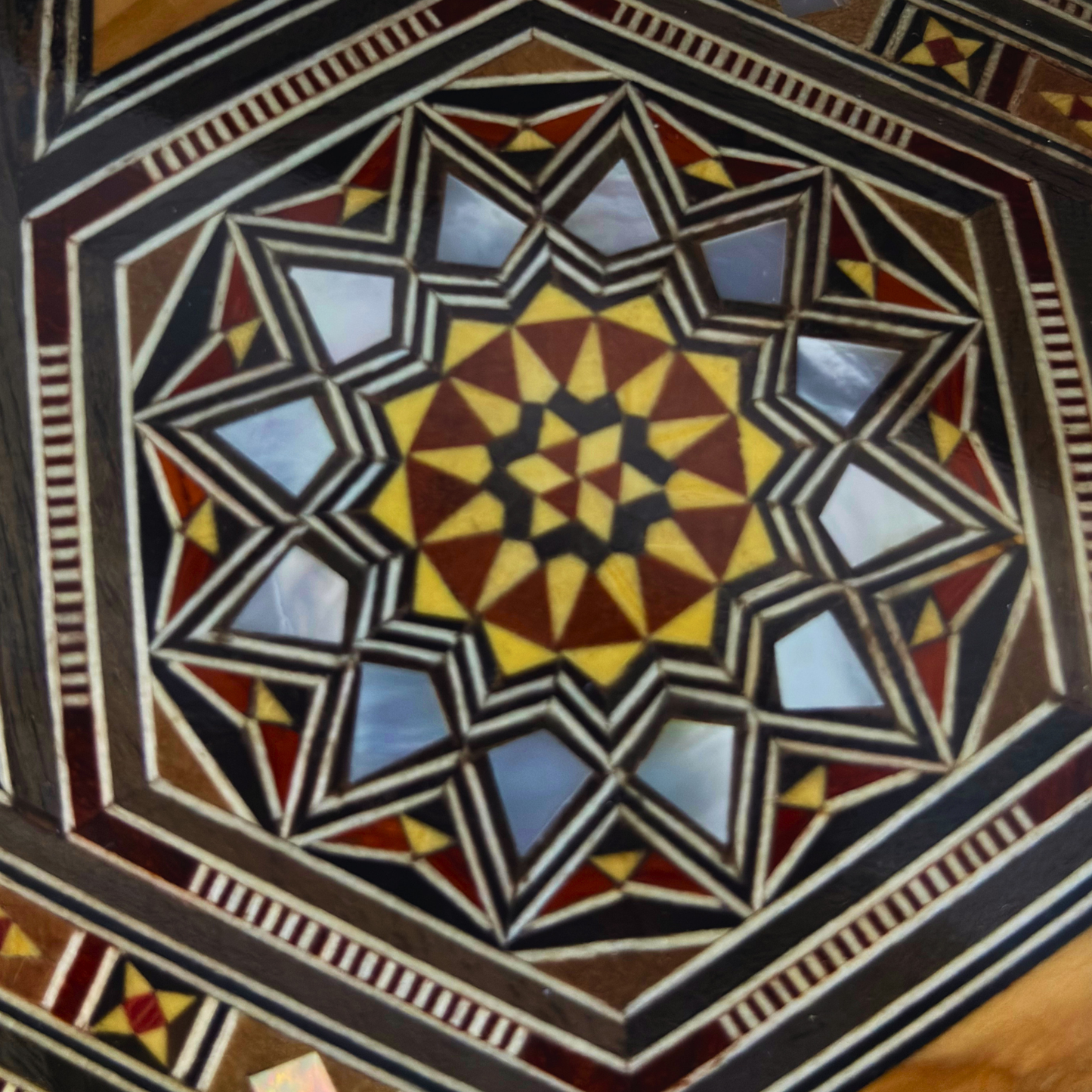 Handgefertigte Mosaik-Schatulle aus Damaskus – Perlmutt & Samt
