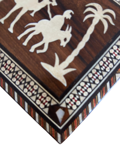Caixa vintage de mosaico damasceno dos anos 70, design de camelo, caixa artesanal síria para lembranças