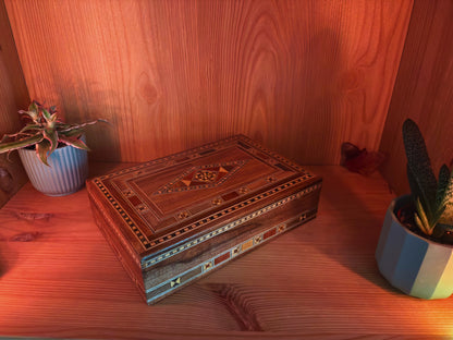 Élégante boîte à bijoux damascène rectangulaire – Fabriquée à la main en hêtre, eucalyptus et bois de citronnier