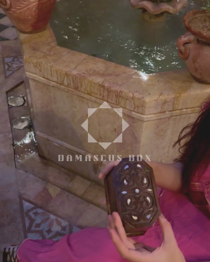 Boîte en Hêtre Sculptée à la Main – Nacre & Finition Noyer Élégante